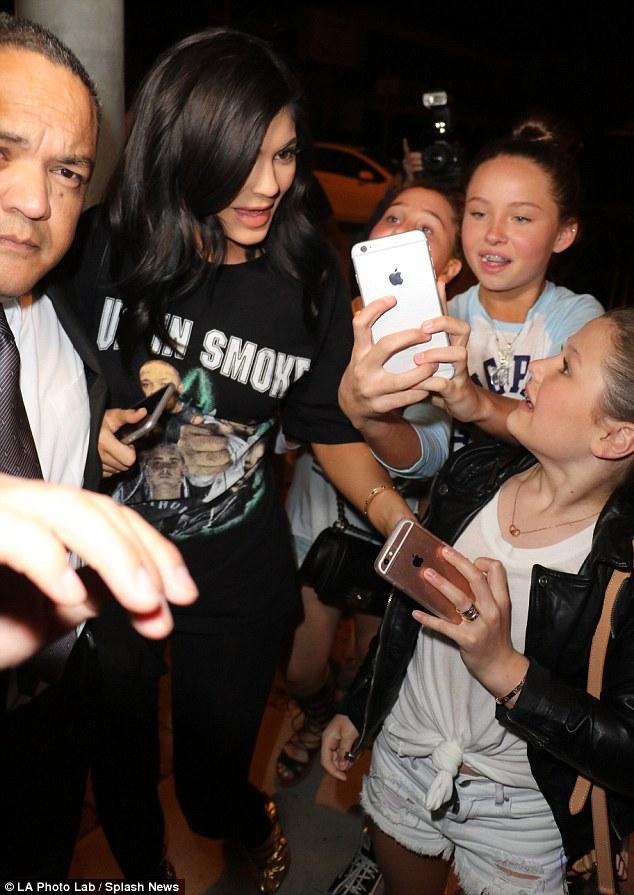Don’t Touch Me! Hardik Kylie Jenner Saat Ditarik Fans yang Ngajak Selfie