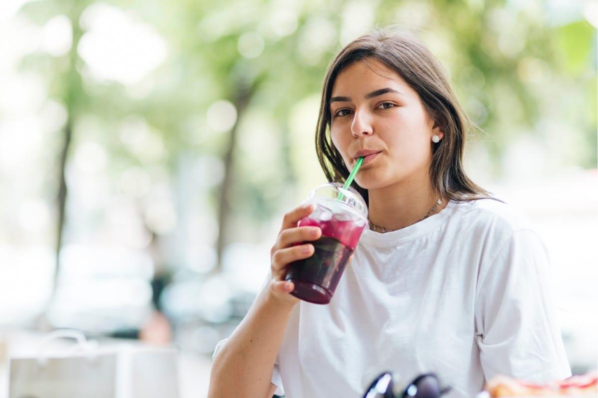 Fakta atau Hoaks: Minum Es Saat Haid Bisa Bikin Menstruasi Tidak Lancar?
