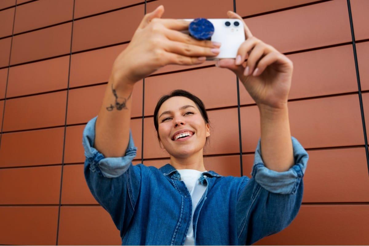 Antara Nyata dan Konten: Hidup Bukan Sekadar Filter dan Caption