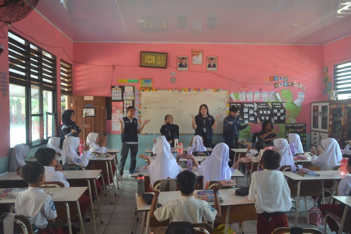 Mahasiswa KKM Literasi Untirta Edukasi Cuci Tangan 6 Langkah di SD Negeri Pasanggrahan 1