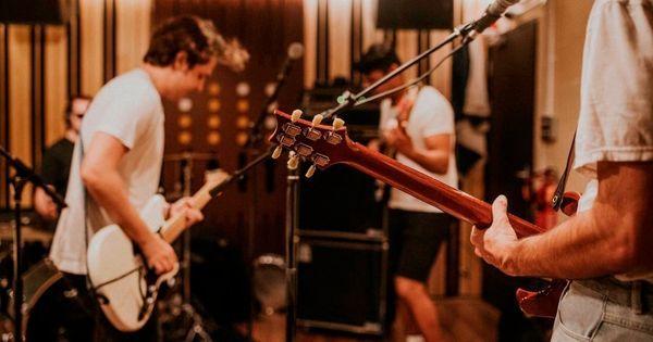 Apa yang dimaksud lagu pengiring?