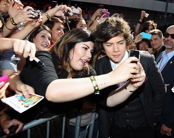 Rambu-Rambu Ajak Foto Idola